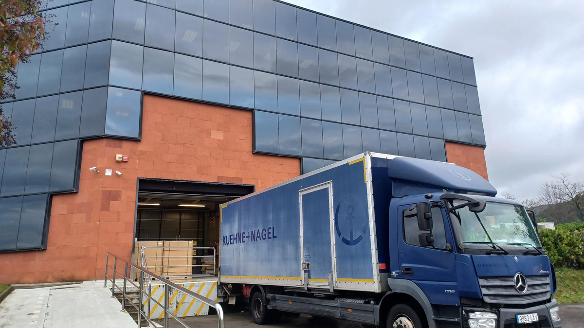 Una camioneta azul estacionada al lado de un edificio

Descripción generada automáticamente